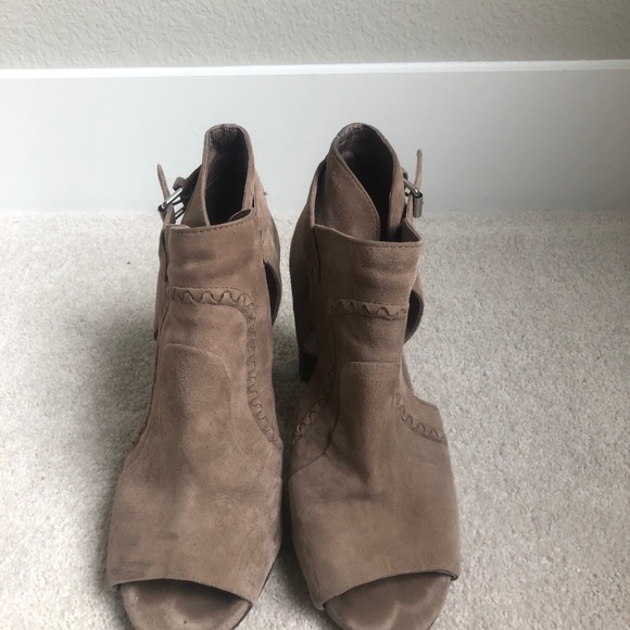 Vince Camuto heeled booties - Picture 2 of 6